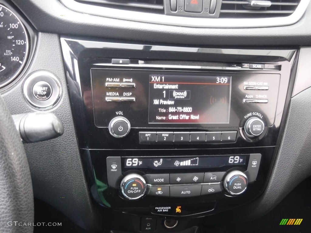 2016 Nissan Rogue SV AWD Controls Photos