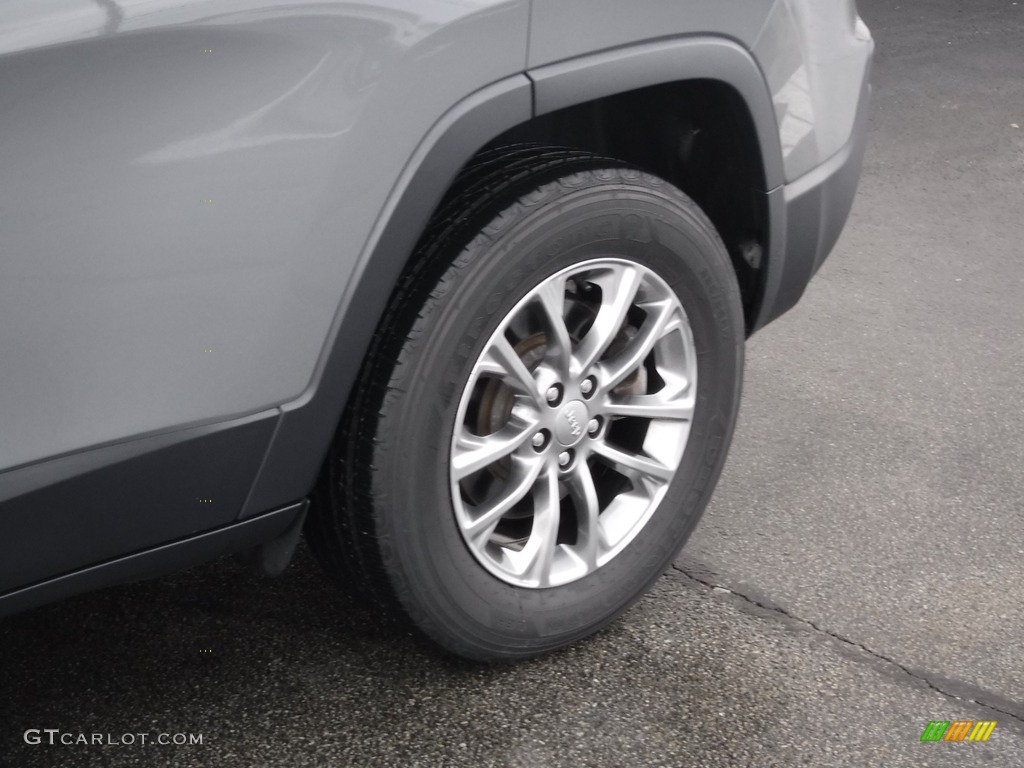 2020 Cherokee Latitude Plus 4x4 - Sting-Gray / Black photo #3