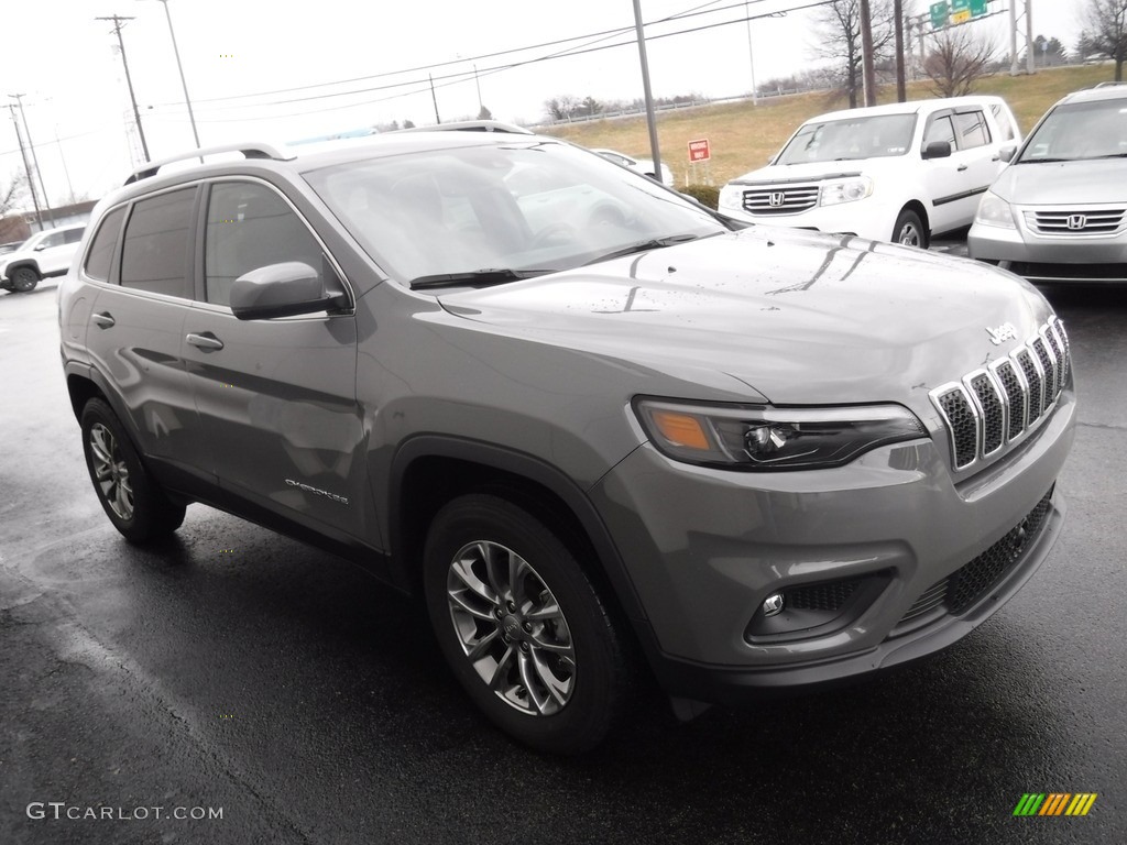 2020 Cherokee Latitude Plus 4x4 - Sting-Gray / Black photo #6