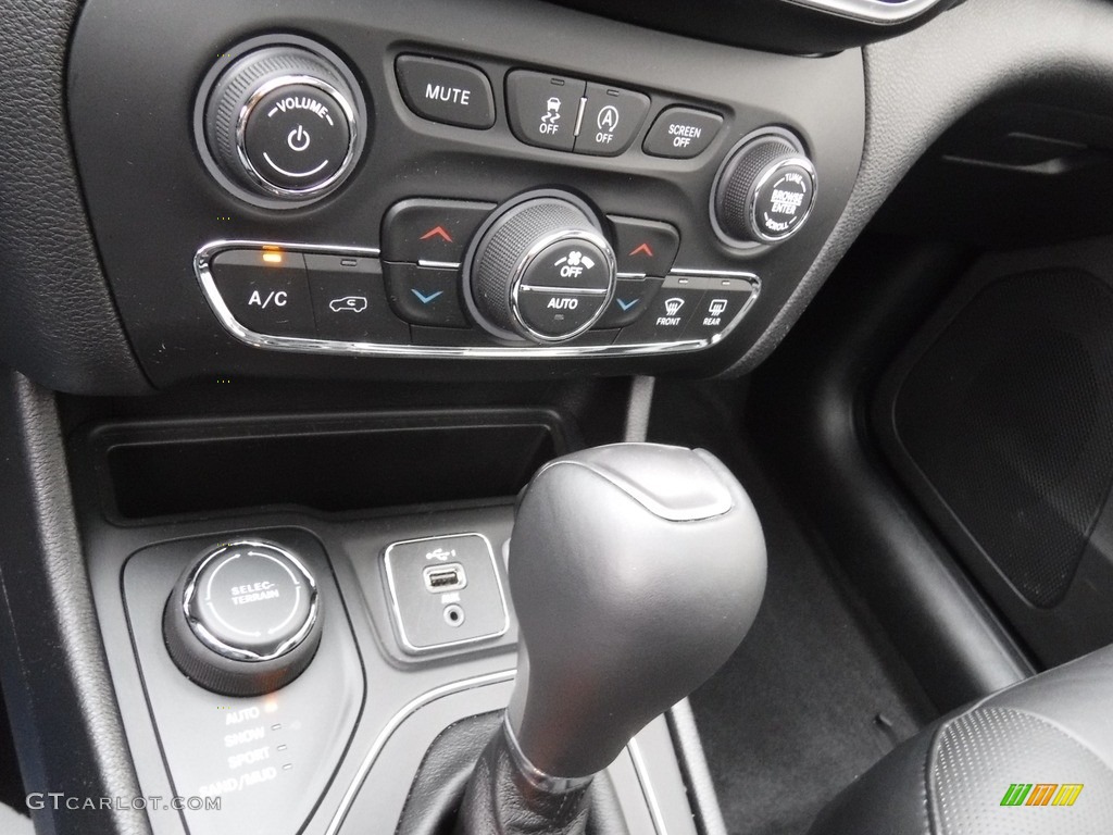2020 Cherokee Latitude Plus 4x4 - Sting-Gray / Black photo #18