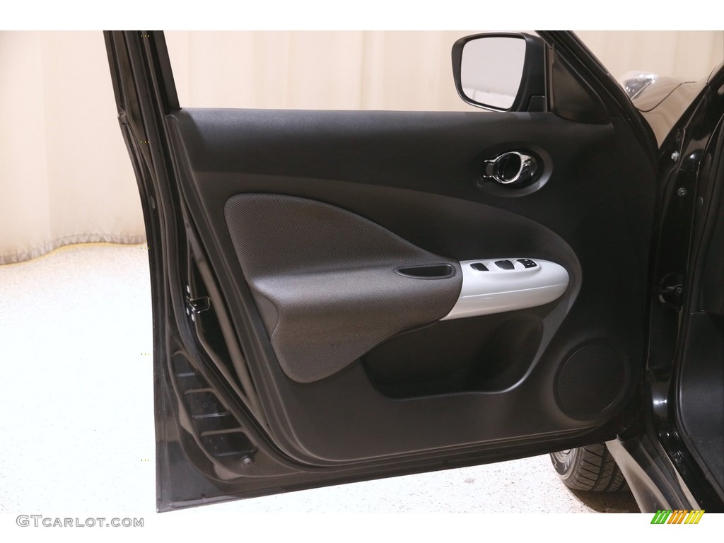 2017 Nissan Juke SV AWD Black/Silver Door Panel Photo #145836339