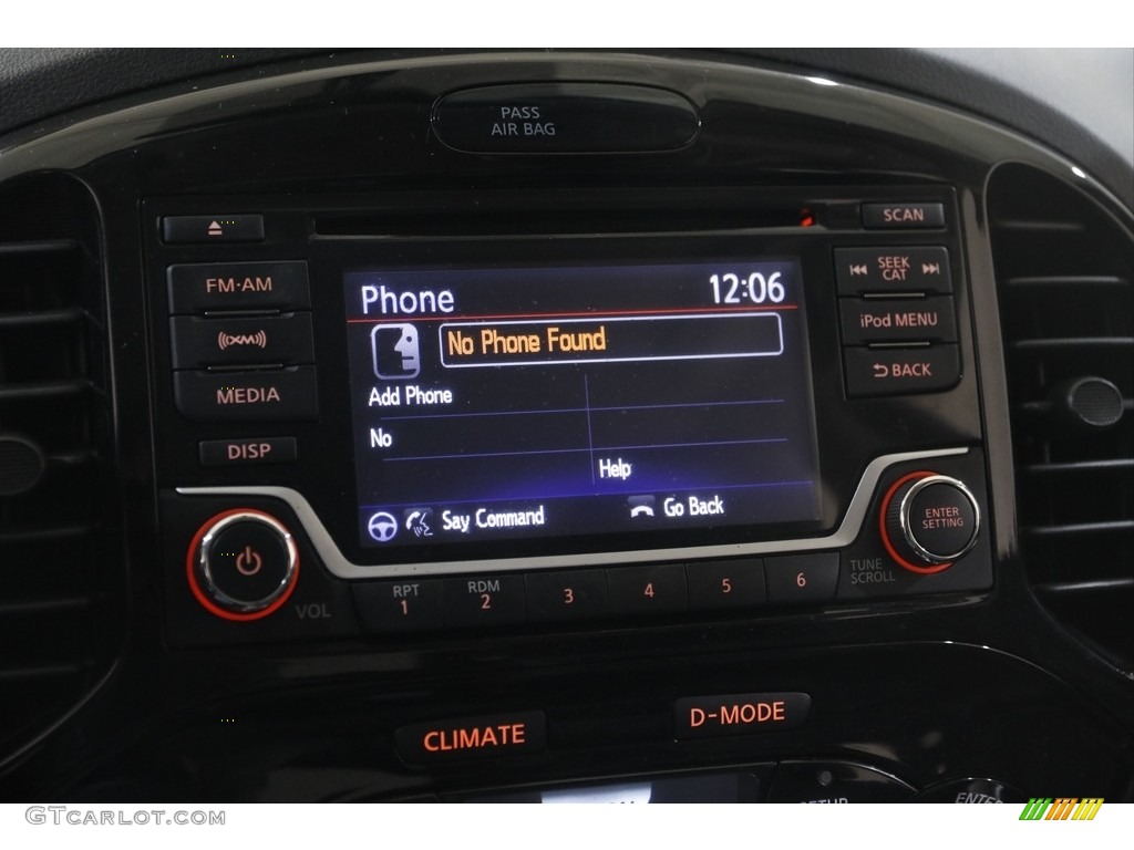 2017 Nissan Juke SV AWD Controls Photos