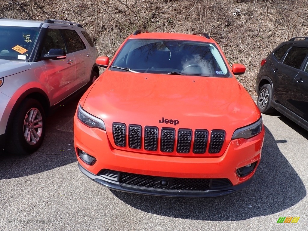 2021 Cherokee Altitude 4x4 - Spitfire Orange / Black photo #2
