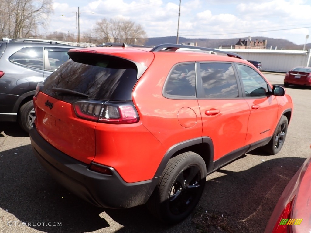 2021 Cherokee Altitude 4x4 - Spitfire Orange / Black photo #4