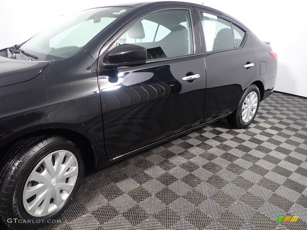 2019 Versa SV - Super Black / Charcoal photo #10