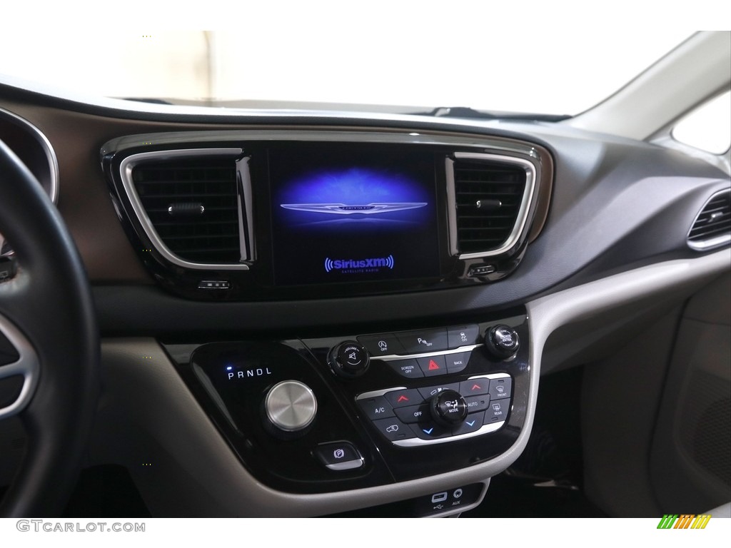 2017 Pacifica Touring L Plus - Molten Silver / Black/Alloy photo #9