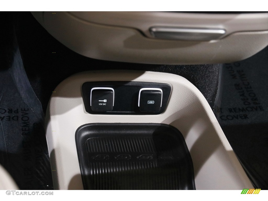 2017 Pacifica Touring L Plus - Molten Silver / Black/Alloy photo #18