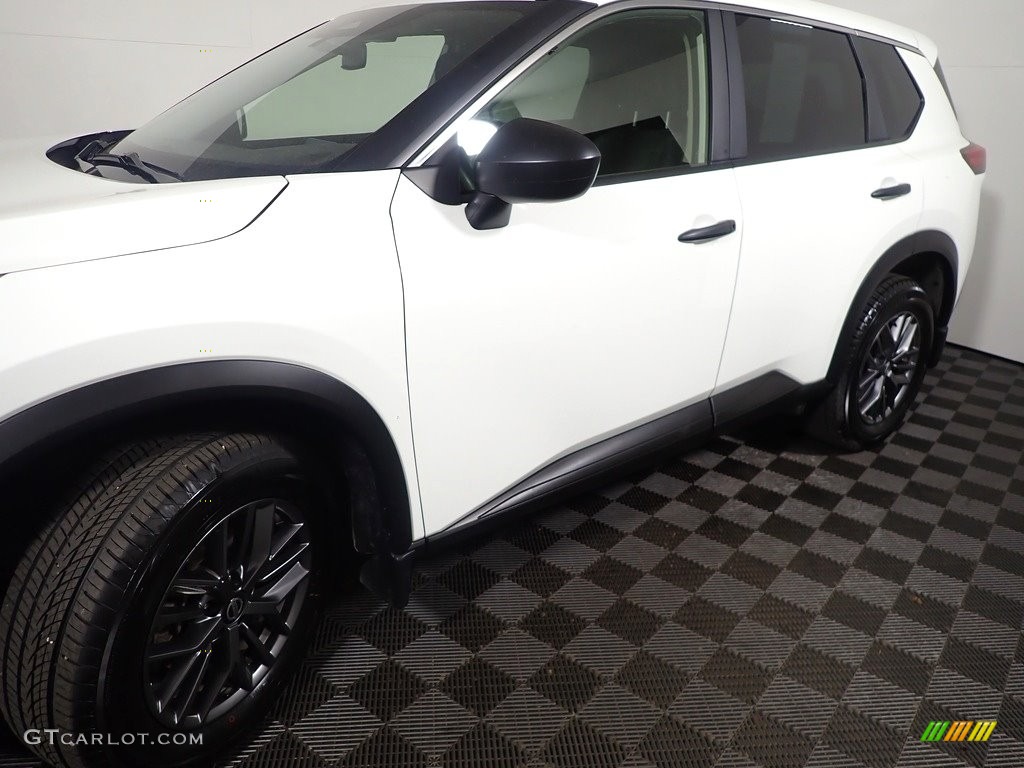 2021 Rogue S AWD - Glacier White / Charcoal photo #10