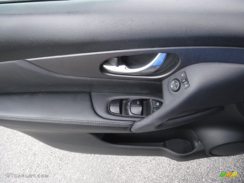 2015 Nissan Rogue SV AWD Door Panel Photos