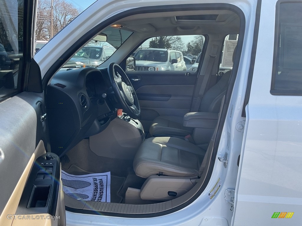 2015 Patriot Latitude 4x4 - Bright White / Dark Slate Gray/Light Pebble Beige photo #2