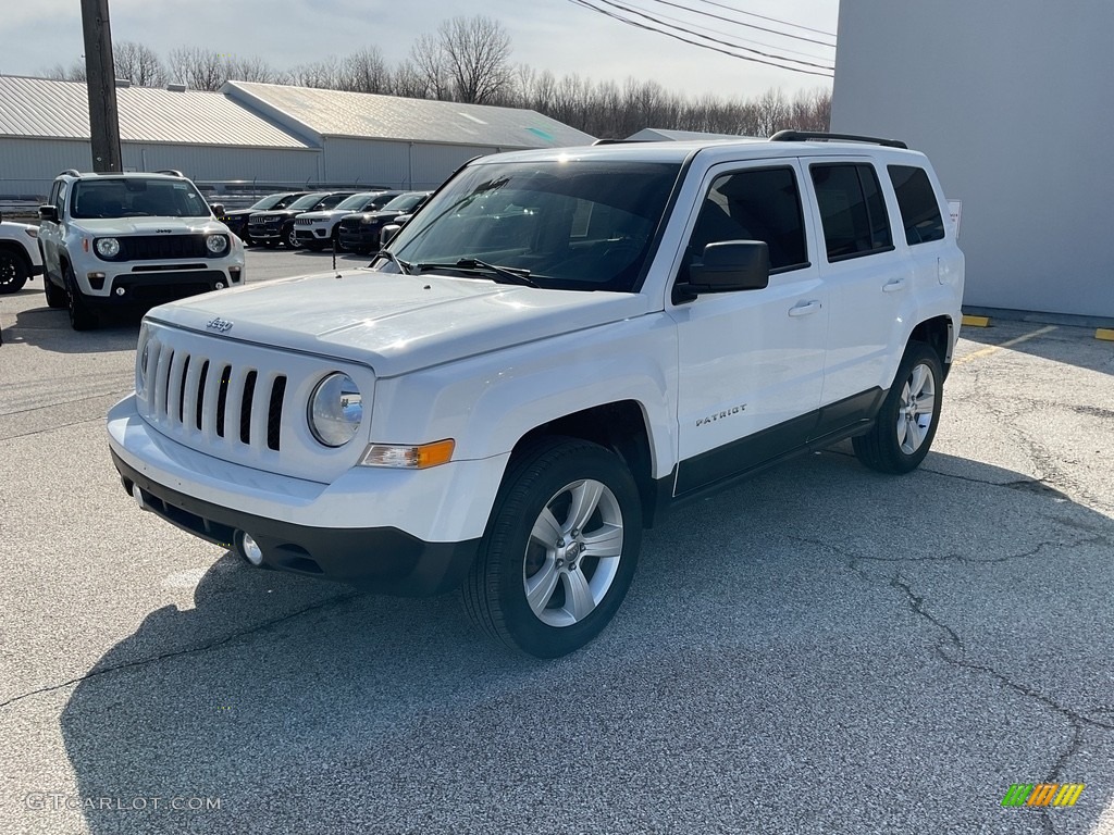 2015 Patriot Latitude 4x4 - Bright White / Dark Slate Gray/Light Pebble Beige photo #7