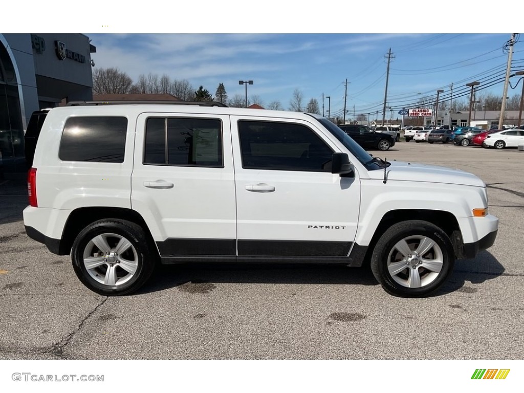 2015 Patriot Latitude 4x4 - Bright White / Dark Slate Gray/Light Pebble Beige photo #9