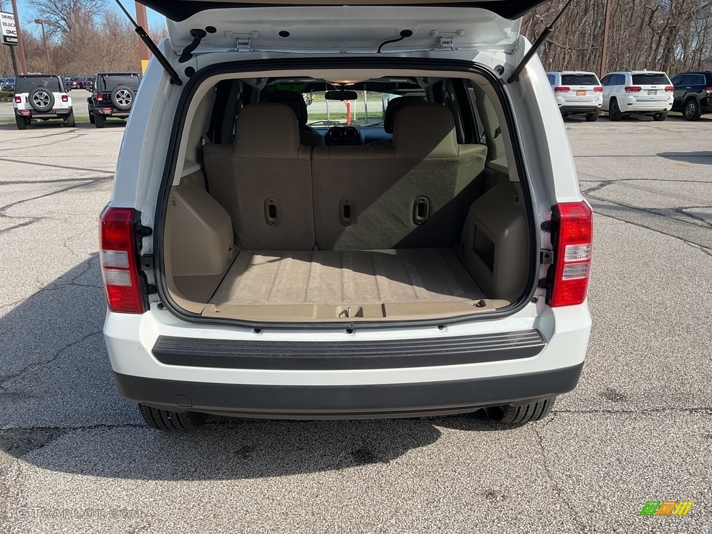 2015 Patriot Latitude 4x4 - Bright White / Dark Slate Gray/Light Pebble Beige photo #12