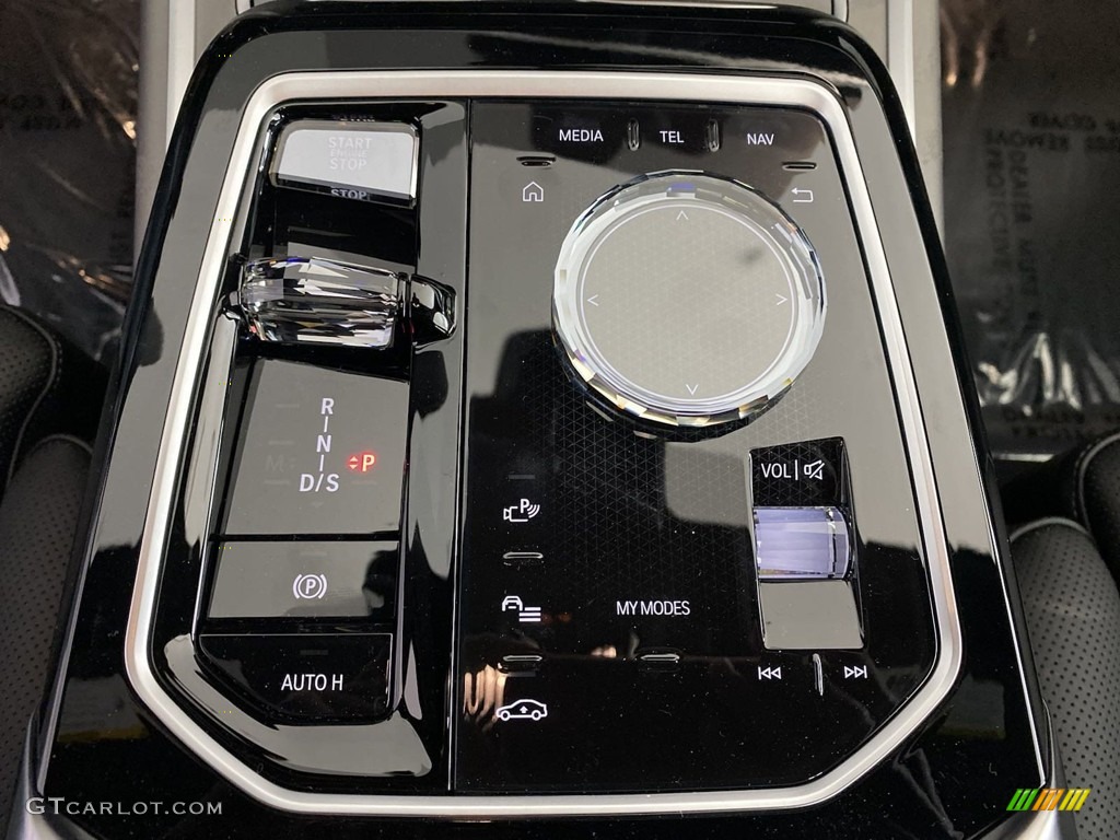 2023 BMW 7 Series 740i Sedan Controls Photo #145910711