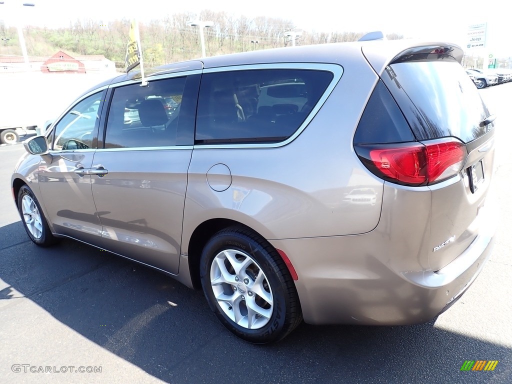 2018 Pacifica Touring Plus - Molten Silver / Black/Alloy photo #3