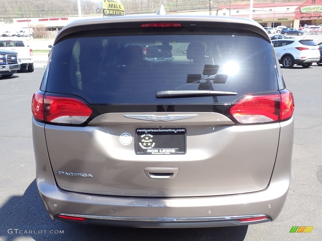 2018 Pacifica Touring Plus - Molten Silver / Black/Alloy photo #4
