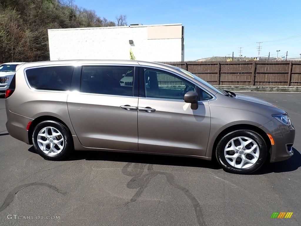 2018 Pacifica Touring Plus - Molten Silver / Black/Alloy photo #7