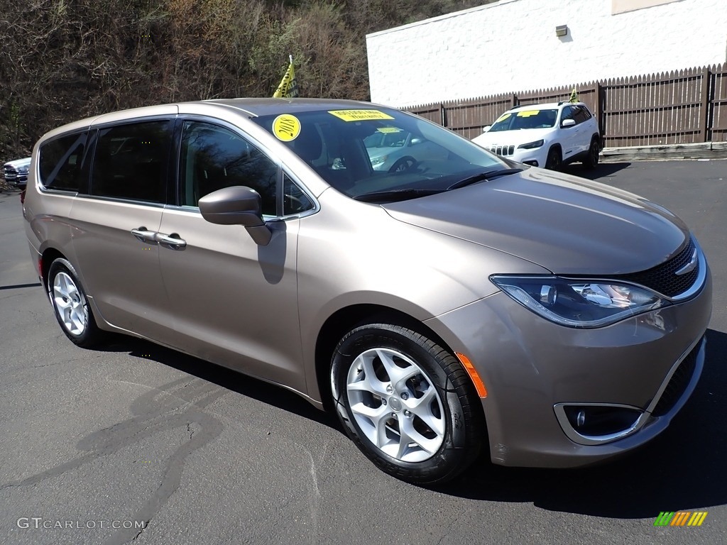 2018 Pacifica Touring Plus - Molten Silver / Black/Alloy photo #8