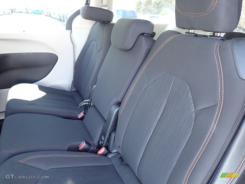 2018 Pacifica Touring Plus - Molten Silver / Black/Alloy photo #12