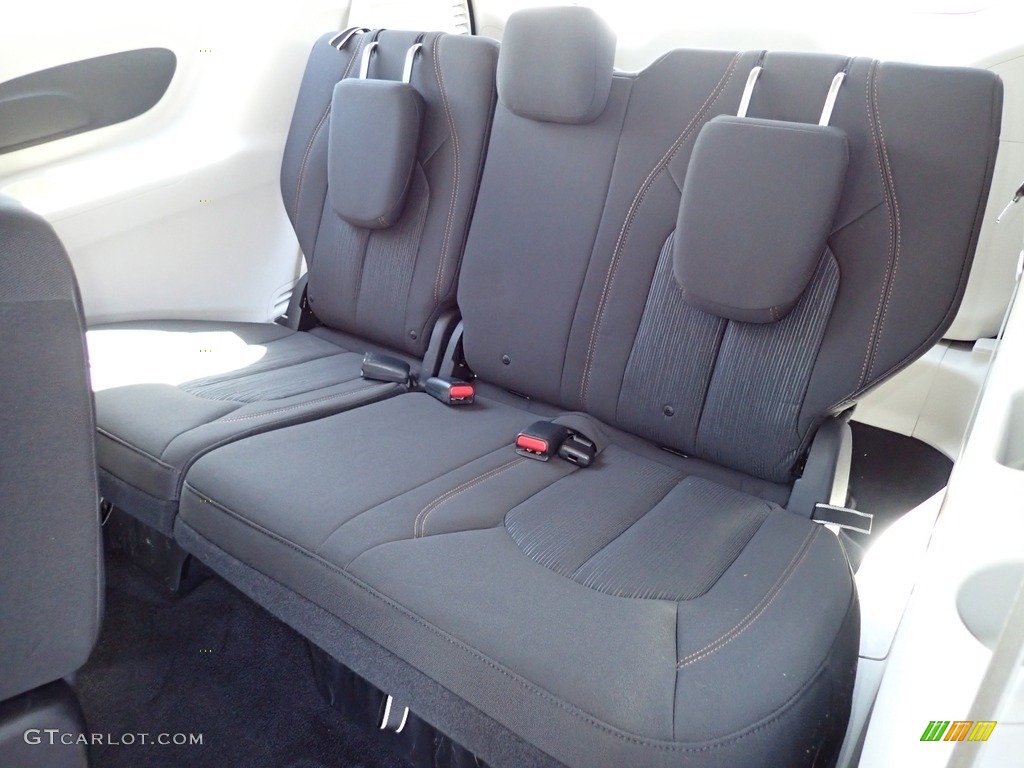 2018 Pacifica Touring Plus - Molten Silver / Black/Alloy photo #13