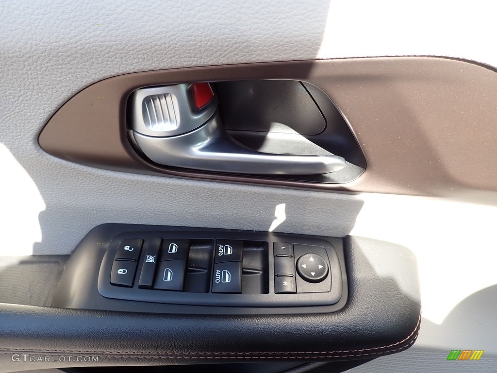 2018 Pacifica Touring Plus - Molten Silver / Black/Alloy photo #15