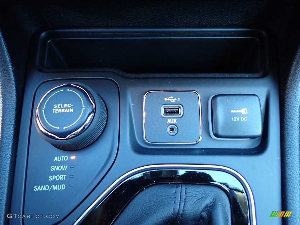 2023 Cherokee Altitude Lux 4x4 - Sting-Gray / Black photo #17