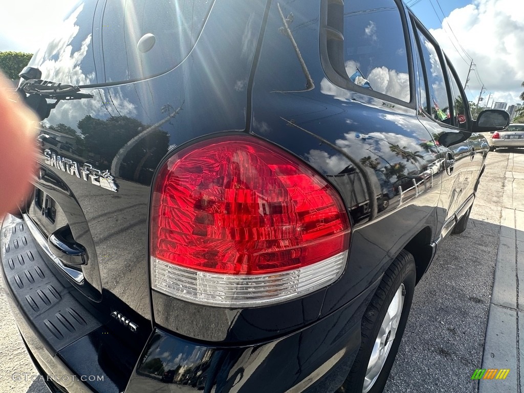 2005 Santa Fe GLS 4WD - Black Obsidian / Gray photo #31