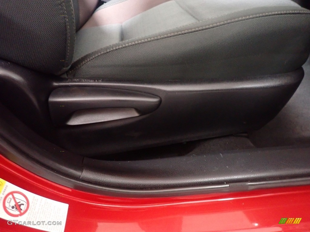 2019 Corolla LE - Barcelona Red Metallic / Black photo #36