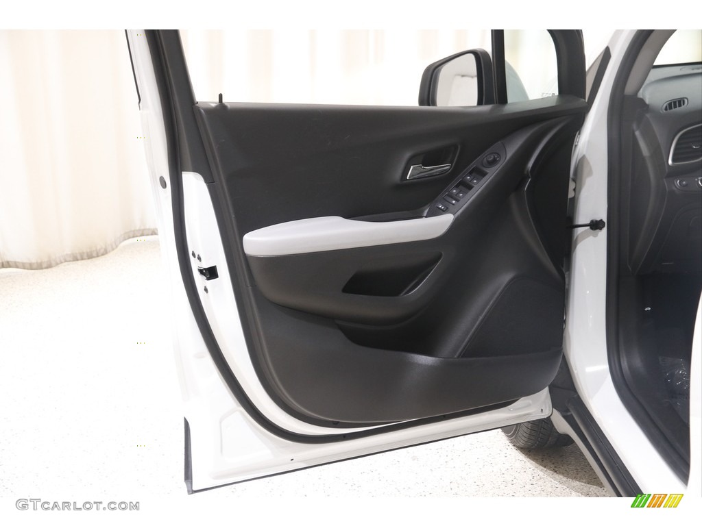 2022 Trax LS AWD - Summit White / Jet Black photo #4