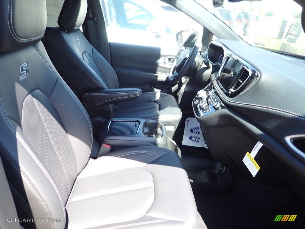 Black Interior 2023 Chrysler Pacifica Hybrid Touring L Photo #145950821