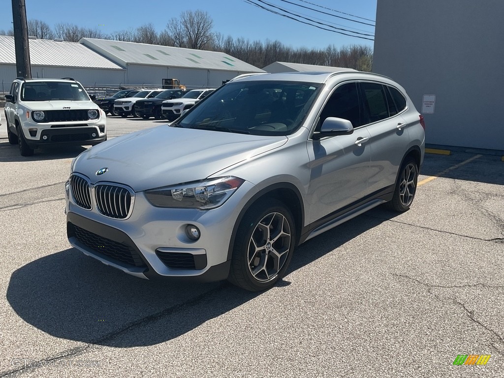 2018 X1 xDrive28i - Glacier Silver Metallic / Black photo #8