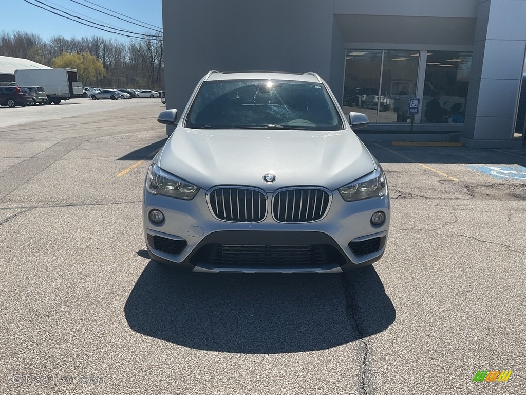 2018 X1 xDrive28i - Glacier Silver Metallic / Black photo #11