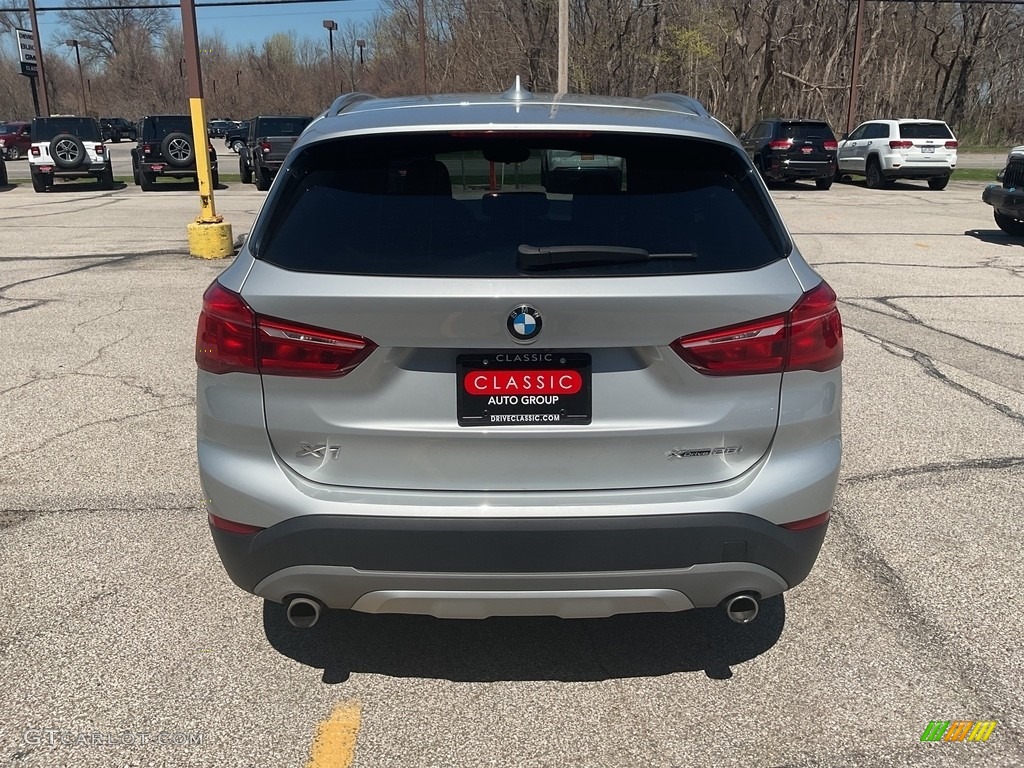 2018 X1 xDrive28i - Glacier Silver Metallic / Black photo #12