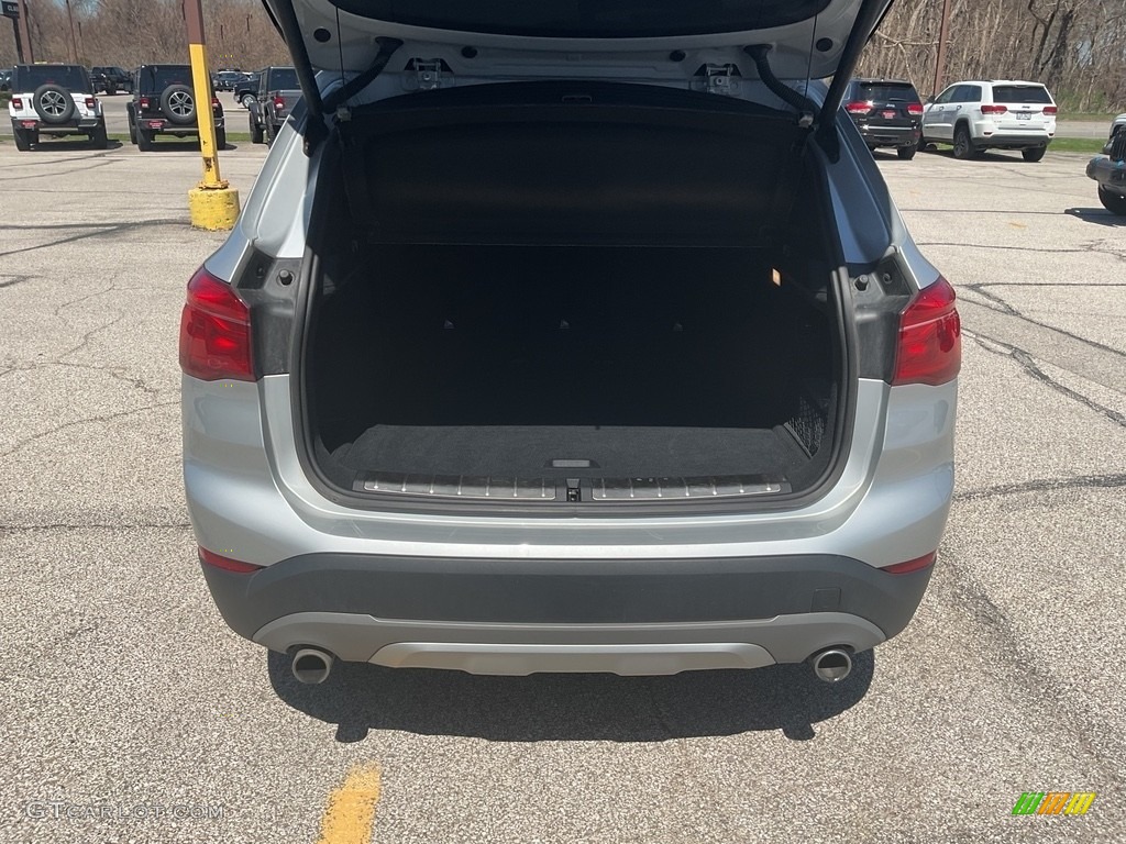 2018 X1 xDrive28i - Glacier Silver Metallic / Black photo #13