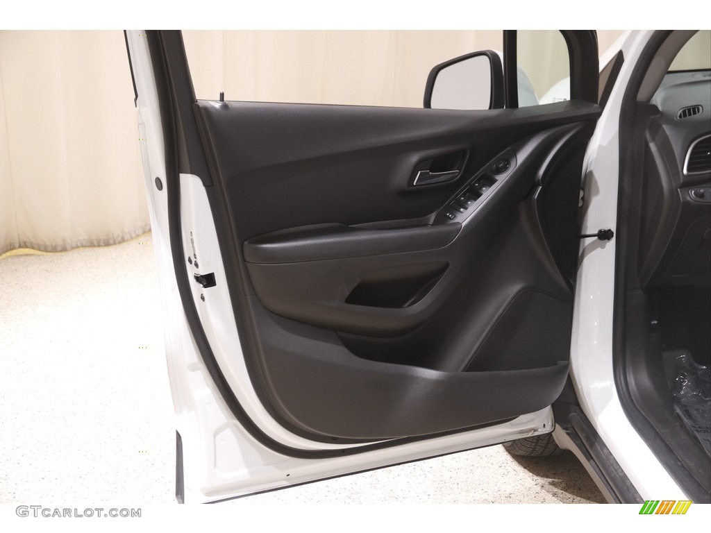 2021 Trax LT - Summit White / Jet Black photo #4