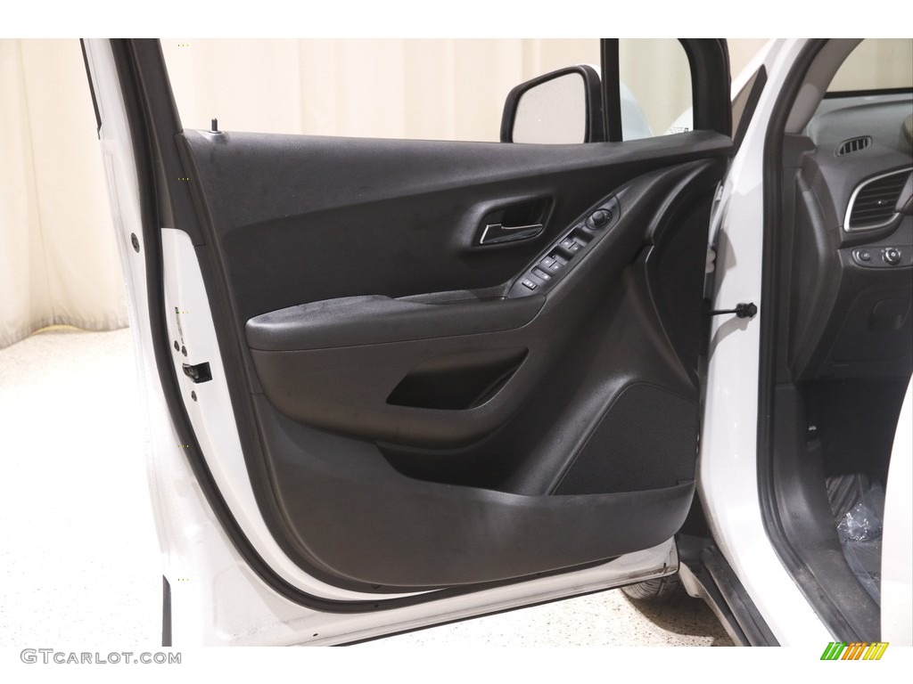 2020 Trax LS - Summit White / Jet Black photo #4
