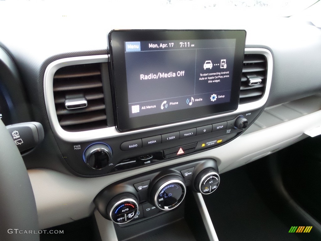 2023 Hyundai Venue SEL Controls Photos
