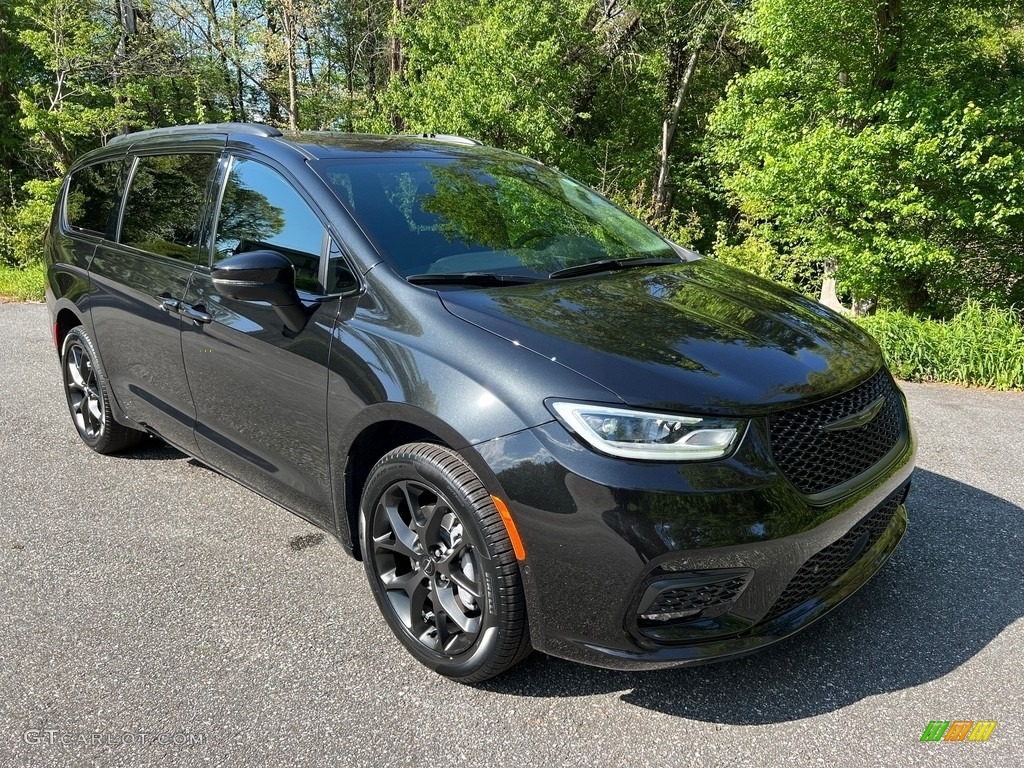 Brilliant Black Crystal Pearl 2023 Chrysler Pacifica Touring L AWD Exterior Photo #145975574