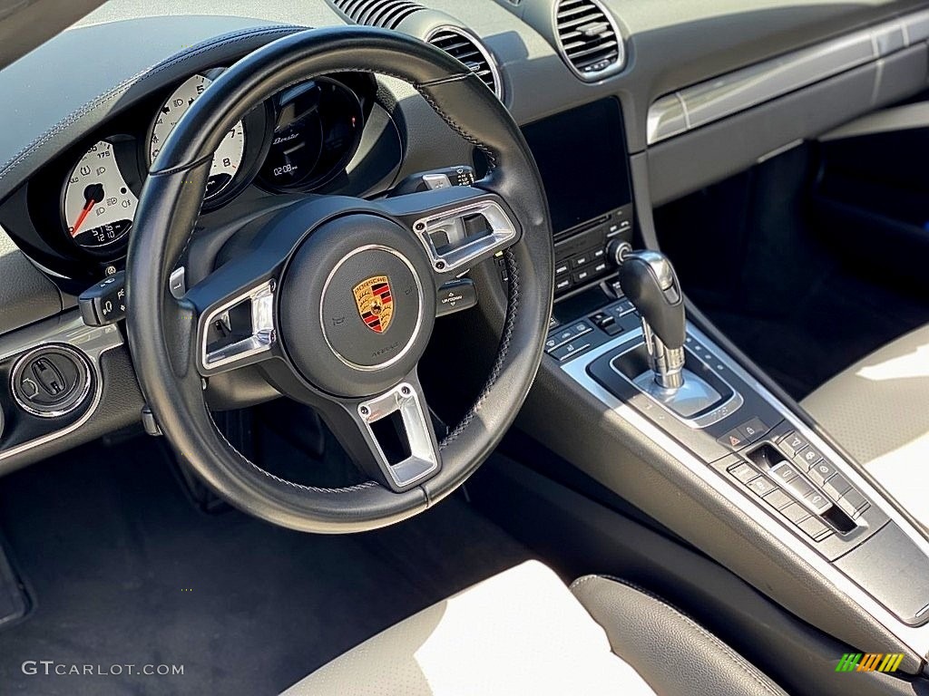 2019 Porsche 718 Boxster Standard 718 Boxster Model Black/Chalk Steering Wheel Photo #145991889