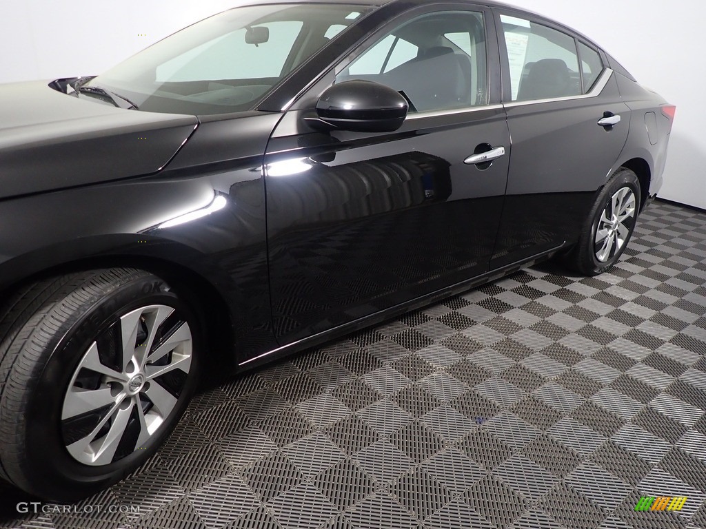 2020 Altima S - Super Black / Charcoal photo #10
