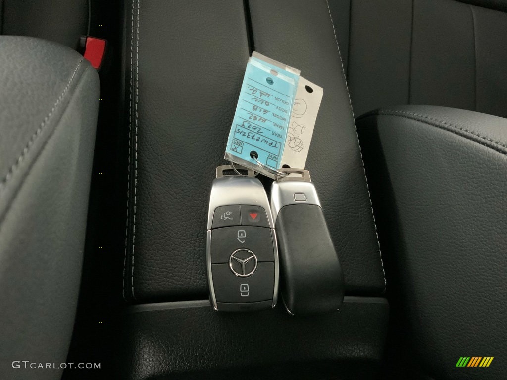 2023 Mercedes-Benz GLB 250 4Matic Keys Photos
