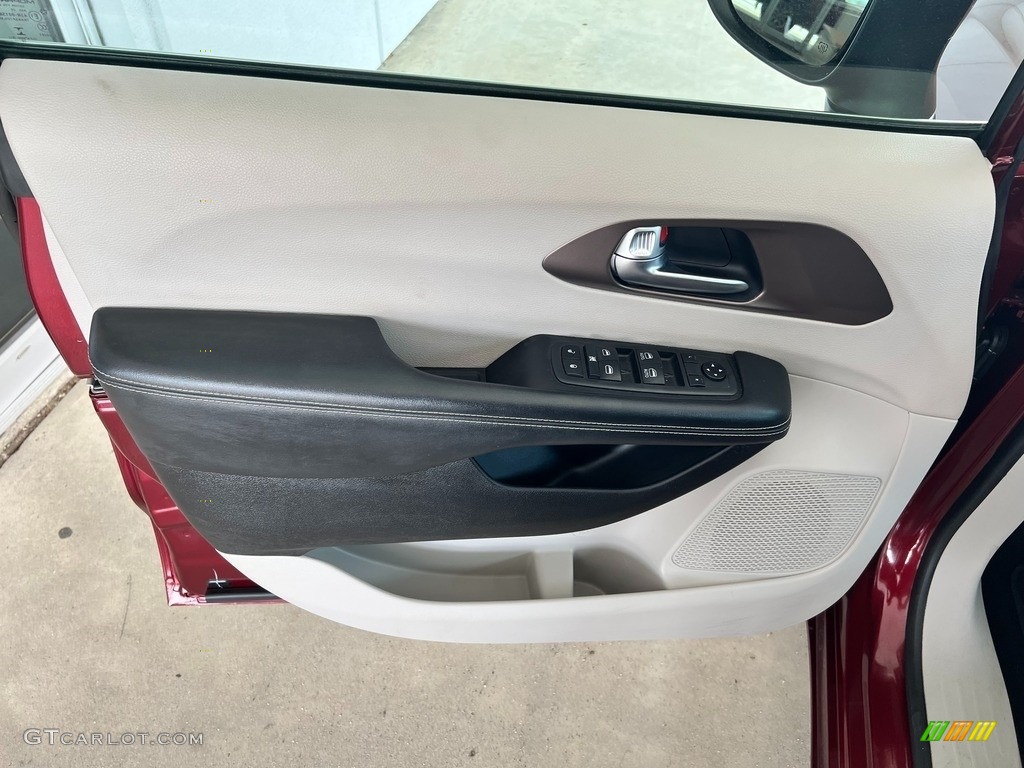 2021 Chrysler Voyager LXI Black/Alloy Door Panel Photo #146000716
