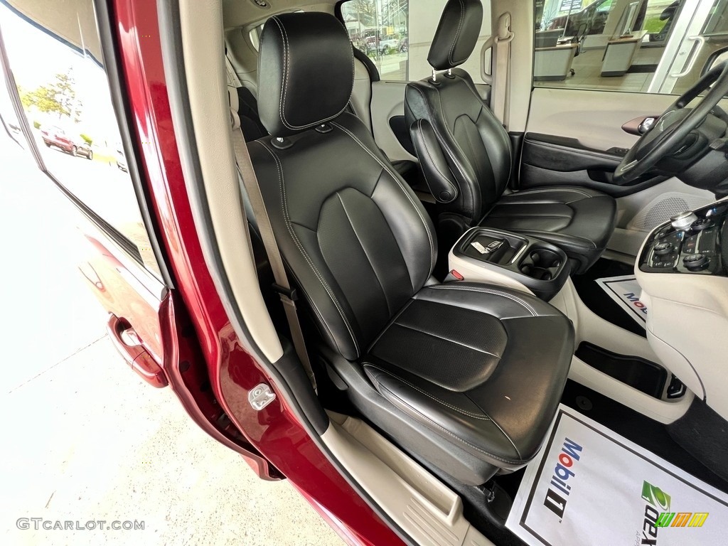 Black/Alloy Interior 2021 Chrysler Voyager LXI Photo #146000896