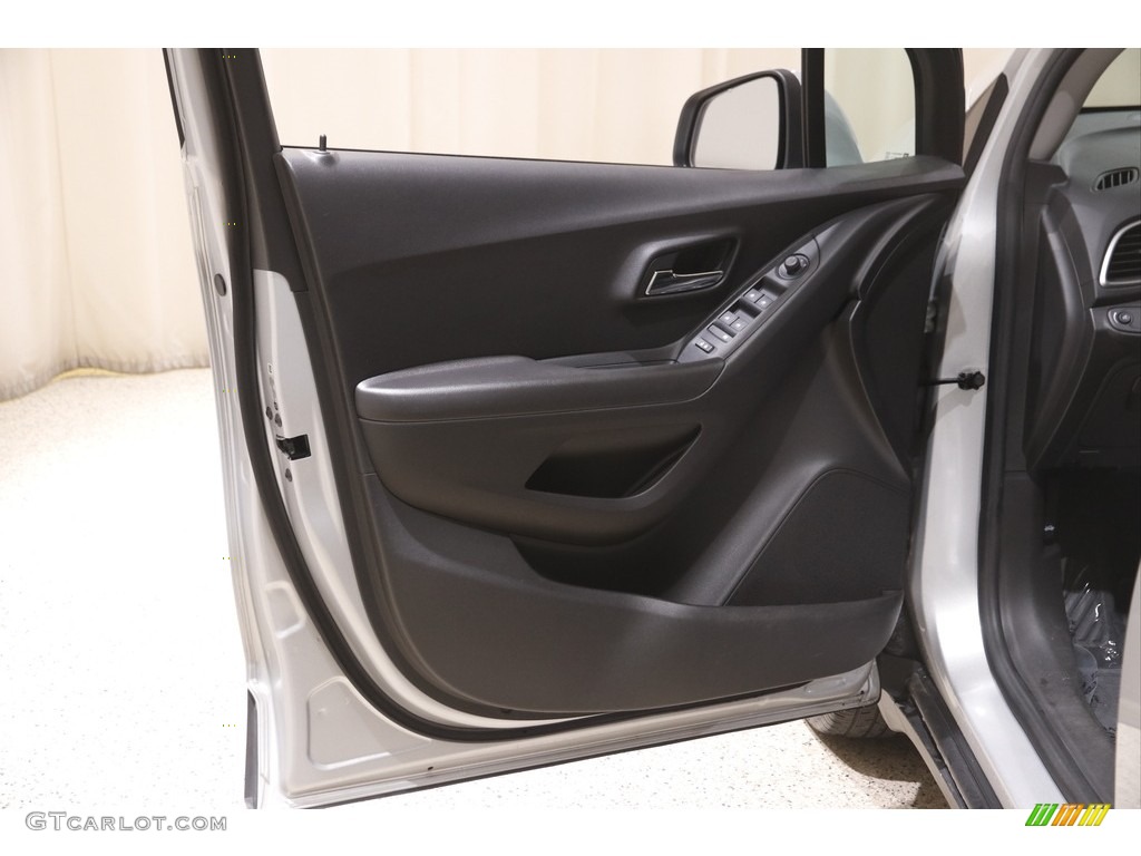 2020 Chevrolet Trax LT Door Panel Photos