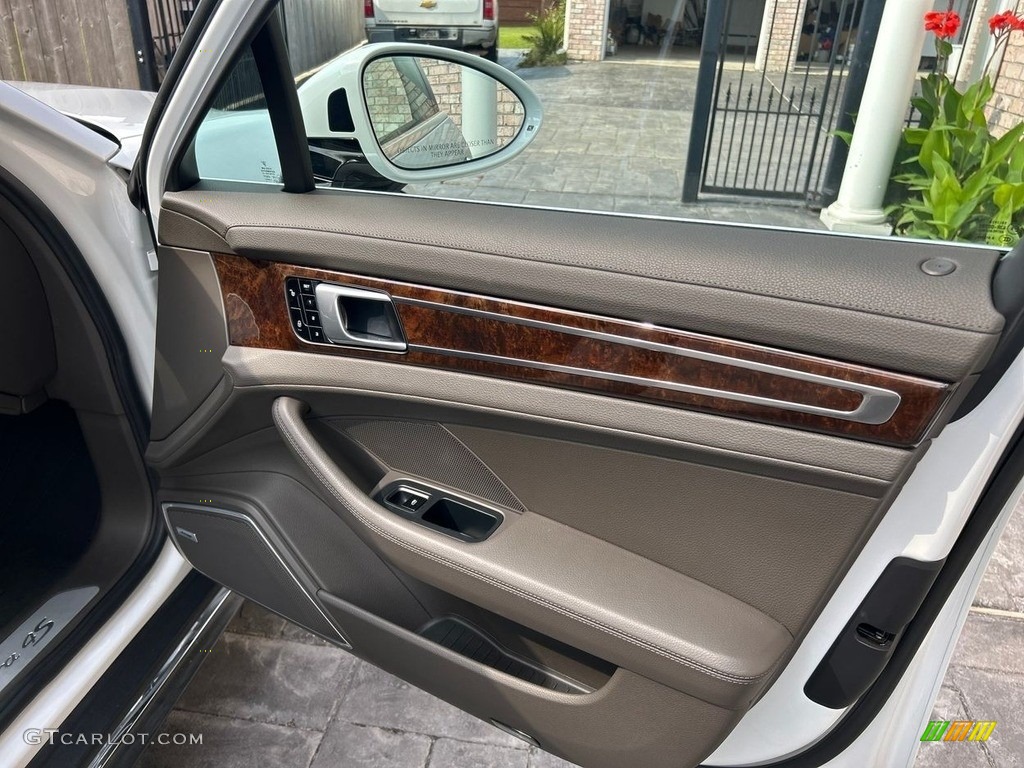 2018 Porsche Panamera 4S Executive Door Panel Photos