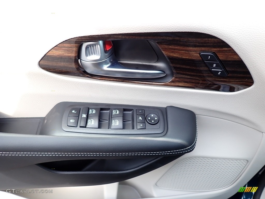 2023 Chrysler Pacifica Hybrid Limited Black/Alloy Door Panel Photo #146010886