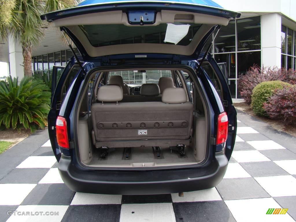 2002 Caravan SE - Patriot Blue Pearl / Taupe photo #12