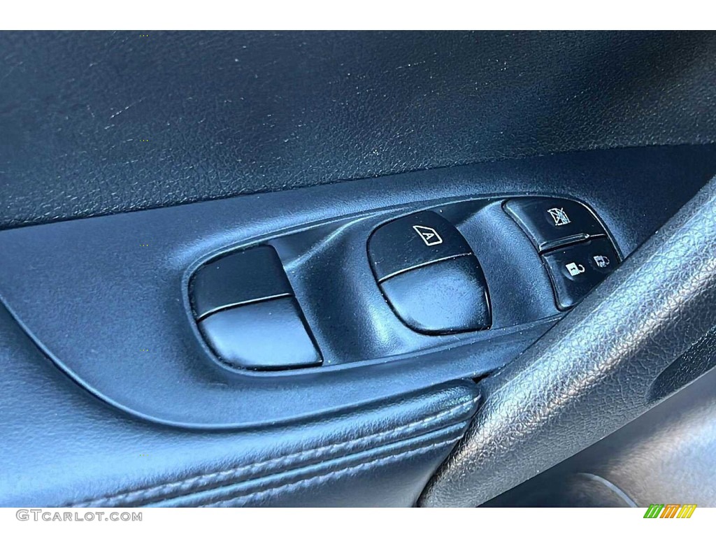 2017 Nissan Rogue SV Charcoal Door Panel Photo #146032145