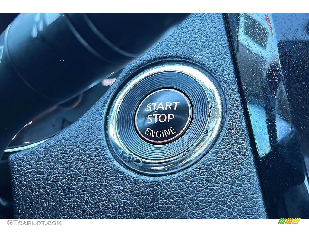 2017 Nissan Rogue SV Controls Photos