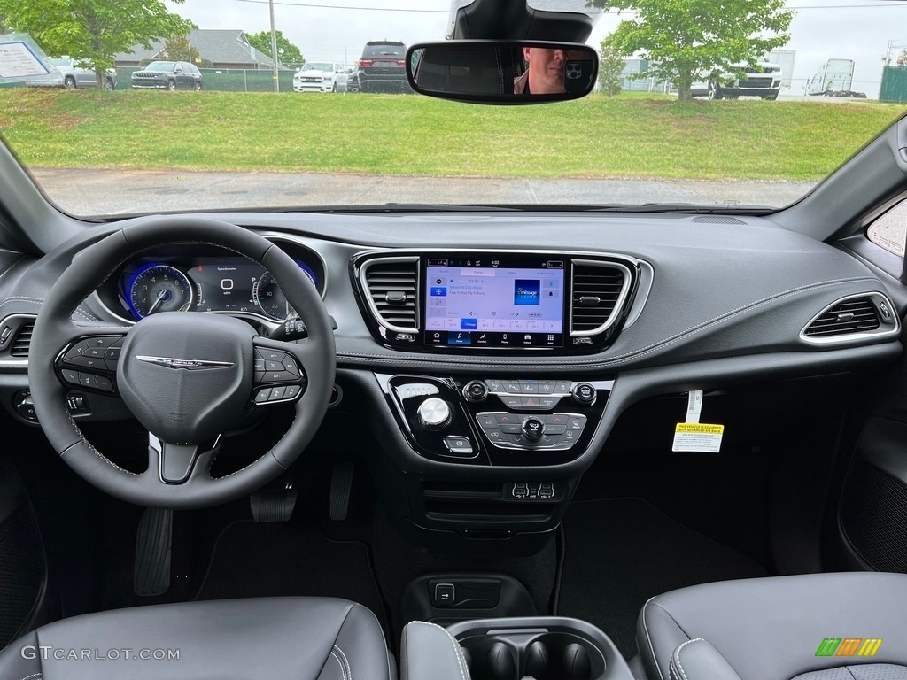 2023 Chrysler Pacifica Touring L AWD Dashboard Photos